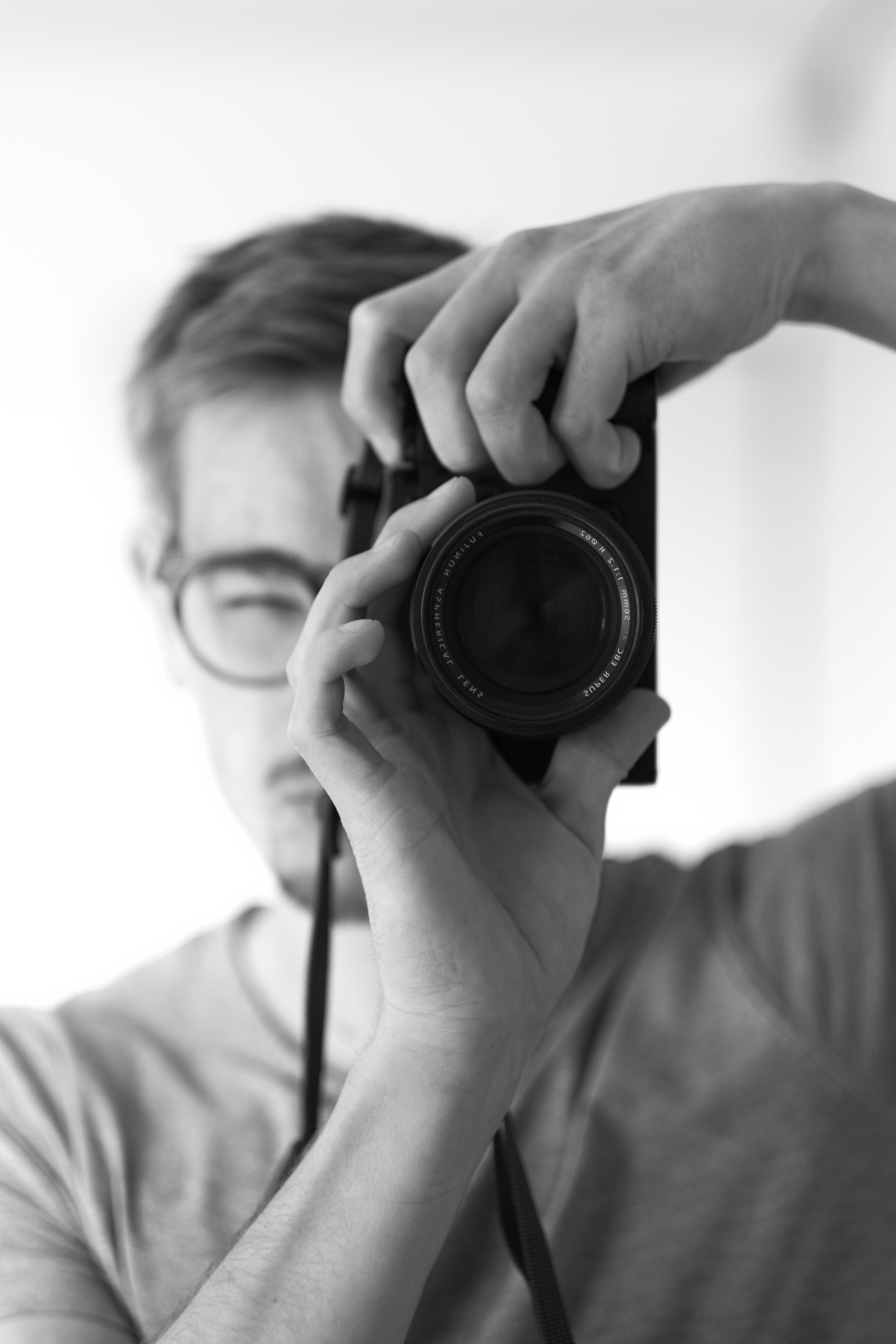 Schwarz-Weiß-Selbstportrait von Johannes Held, dem Inhaber der Webseite mit Kamera / Black and white self-portrait of Johannes Held, the owner of this website with a camera